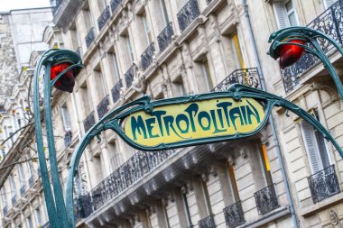 Paris Metropolitain giriş istasyonu. A pole ile geleneksel beni
