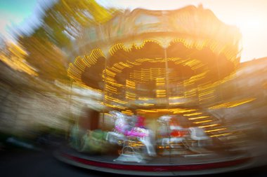 Arka plan. Montmart dönen klasik tarzı carousel