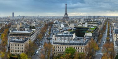 Arc de Triomphe Paris panoramik manzaralı. Sonbahar. Yağmur. 