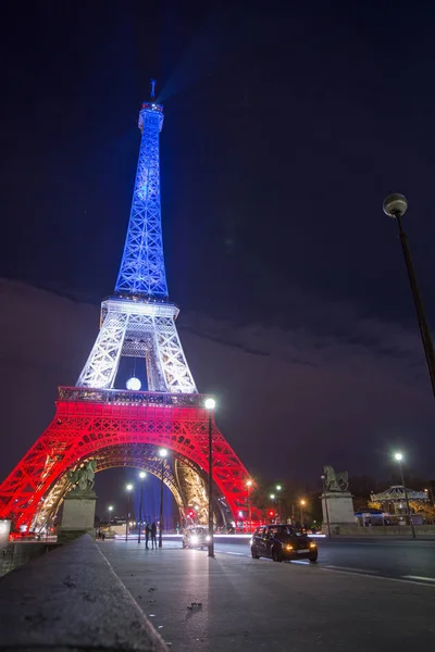 Paryż. Francja. 24 listopada 2015: The Eiffel tower oświetlony się dowcip — Zdjęcie stockowe