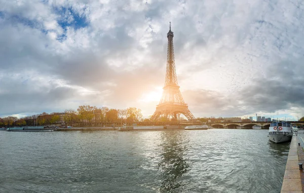 Panoramisch uitzicht op de Eiffeltoren en Jena brug vanaf de rive — Stockfoto