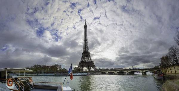 Uitzicht op de Eiffeltoren en Jena-brug in de rivier de Seine em — Stockfoto
