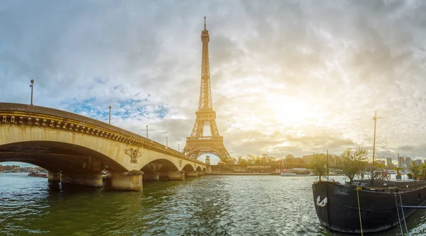 Panoramisch uitzicht op de Eiffeltoren en Jena brug vanaf de rive — Stockfoto