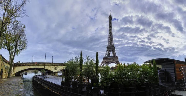 Panoramisch uitzicht op de Eiffeltoren en Jena brug vanaf de rive — Stockfoto