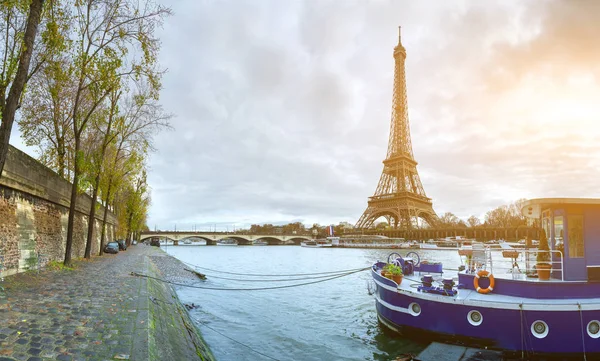 Bella vista panoramica sulla Torre Eiffel e sul ponte Jena — Foto Stock