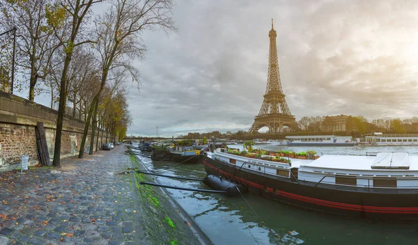 Gyönyörű panorámával, az Eiffel-torony és a Jena híd, ide-oda — Stock Fotó