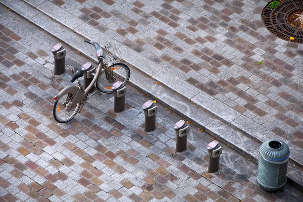 Légifelvételek. Modern kis macskaköves tér parkoló biciklik, bic — Stock Fotó