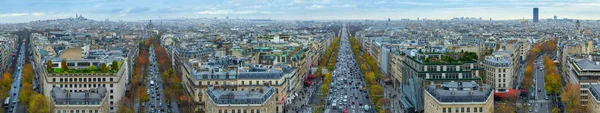 Panoráma a párizsi Arc de Triomphe-tól. Ősszel. Eső. — Stock Fotó