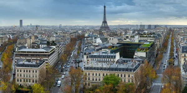 Panoramisch uitzicht van Parijs van de Arc de Triomphe. Herfst. Regen. — Stockfoto