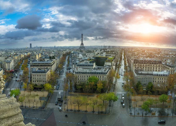 Vista panorámica de París desde el Arco del Triunfo. Otoño. Lluvia . —  Fotos de Stock