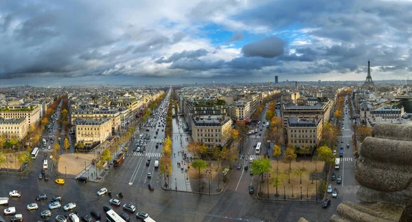 Panoráma a párizsi Arc de Triomphe-tól. Ősszel. Eső. — Stock Fotó