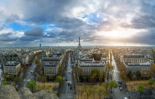 Panoramisch uitzicht van Parijs van de Arc de Triomphe. Herfst. Regen. — Stockfoto