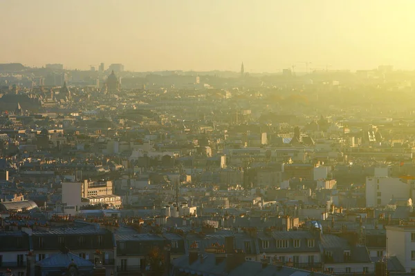 Paisaje urbano panorámico nocturno en el centro de París con rayos de sol retroiluminados —  Fotos de Stock