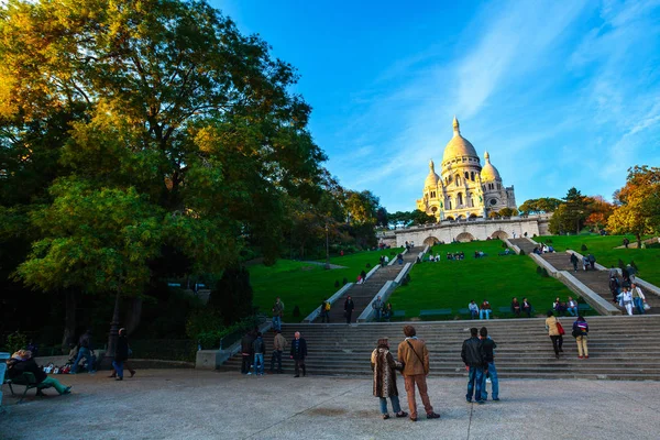 Montmartre ve Sacré-Coeur Bazilikası par akşam manzarası — Stok fotoğraf