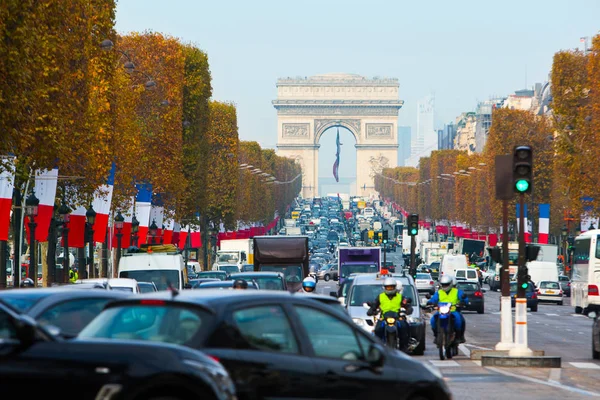 Avenue Champs Elysees - uma das atrações turísticas famosas em — Fotografia de Stock