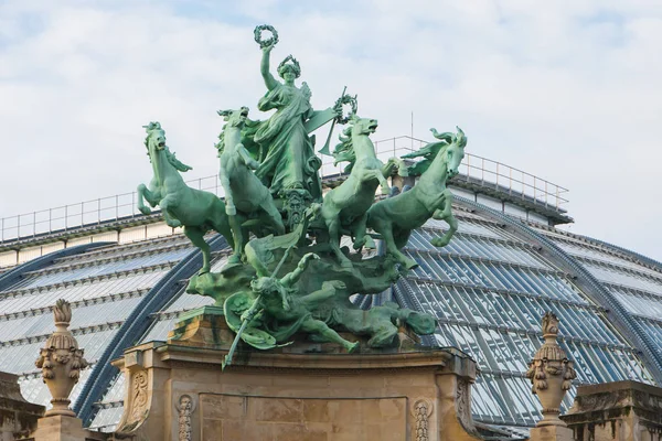 法国。巴黎。立面大皇宫雕塑群. — 图库照片