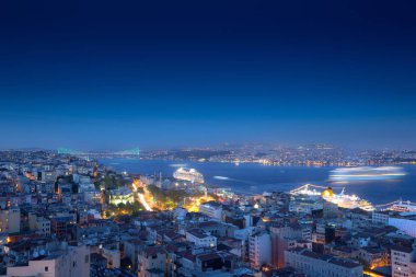Istanbul 'un uzun pozlama cityscape th Galata üzerinden bir gece