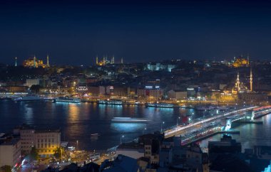 Uzun pozlama cityscape bir gece Istanbul 'un. Galata Köprüsü üzerinde