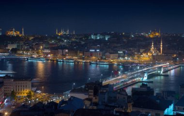 Uzun pozlama cityscape bir gece Istanbul 'un. Galata Köprüsü üzerinde