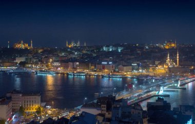 Uzun pozlama cityscape bir gece Istanbul 'un. Galata Köprüsü üzerinde
