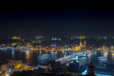 Uzun pozlama cityscape bir gece Istanbul 'un. Galata Köprüsü üzerinde