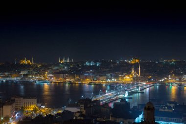 Uzun pozlama cityscape bir gece Istanbul 'un. Galata Köprüsü üzerinde