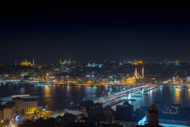 Uzun pozlama cityscape bir gece Istanbul 'un. Galata Köprüsü üzerinde