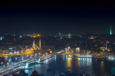 Uzun pozlama cityscape bir gece Istanbul 'un. Galata Köprüsü üzerinde