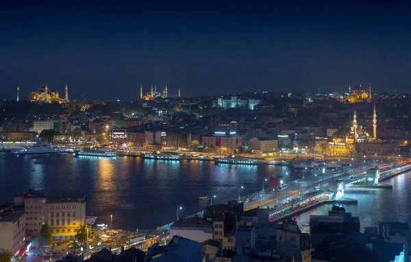 Uzun pozlama cityscape bir gece Istanbul 'un. Galata Köprüsü üzerinde