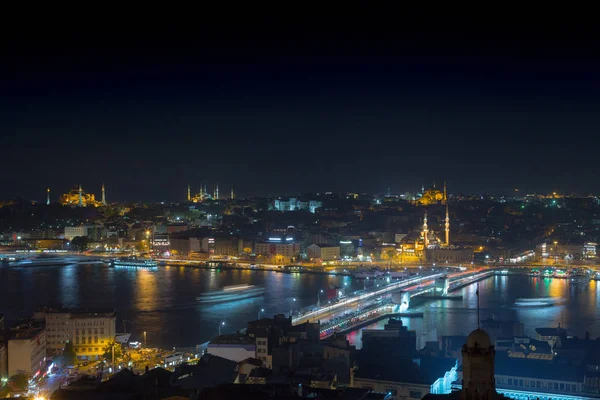 Uzun pozlama cityscape bir gece Istanbul 'un. Galata Köprüsü üzerinde