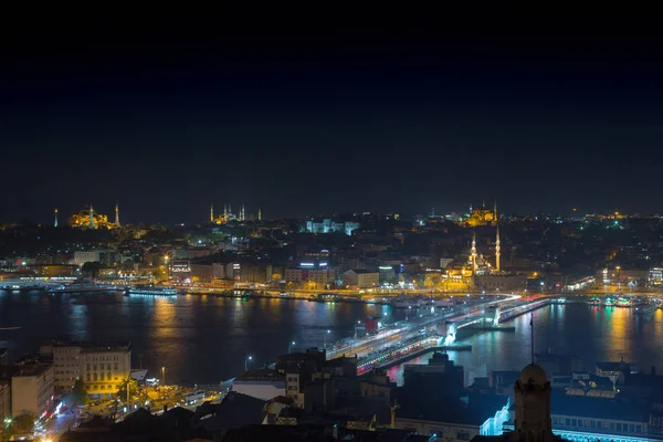 Paisaje urbano de larga exposición de Estambul en una noche. Puente de Galata en — Foto de Stock