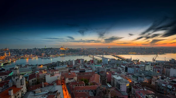 Langzeitbelichtung panoramischen Stadtbild von Istanbul an einem schönen dra — Stockfoto