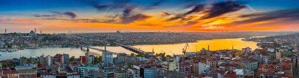 Długich ekspozycji panoramiczne panoramę miasta Stambułu o pięknym dra — Zdjęcie stockowe