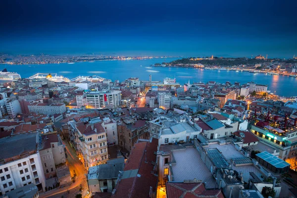 Long exposure panoramic cityscape of Istanbul at a warm calm eve — Stock Photo, Image