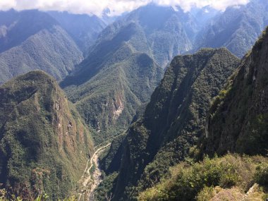 Güney Amerika 'daki ünlü Machu Picchu Peru dağlarının güzel panoramik manzarası. İnka şehri, Peru medeniyeti. Yeşil Manzara, And Dağları Panoraması