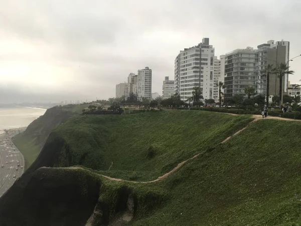 位于秘鲁首都利马 日落时分 从悬崖上俯瞰美丽雄伟的太平洋 — 图库照片