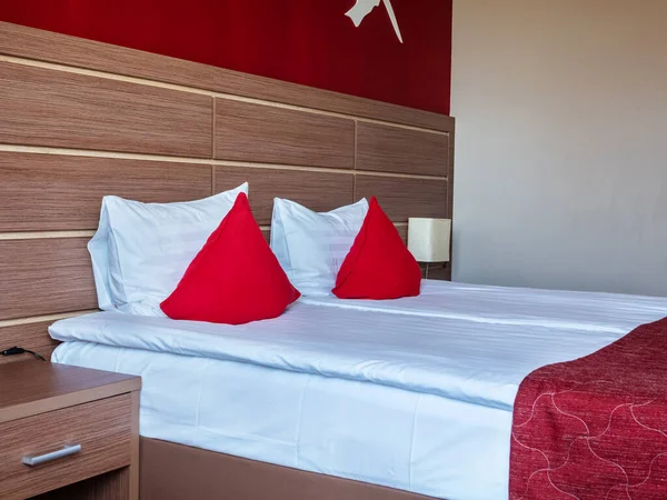 Ryssland, Sotji 10.13.2019. Vacker säng med röda kuddar på rummet på Ice Design Hotel — Stockfoto
