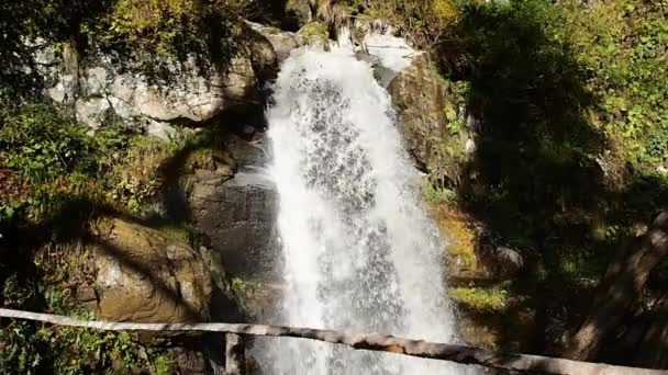 Una hermosa cascada fluye sobre piedras rocosas en el bosque. Video con el sonido de una cascada . — Vídeos de Stock