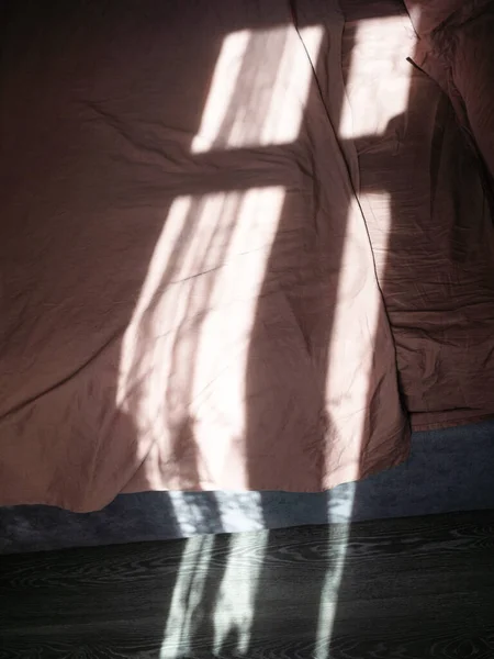 아침 햇살을 받으며 침대에 누워 있는 아름다운 그림자 — 스톡 사진