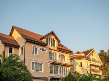 Rusya, Sochi 09.02.2019. Evin güzel cephesi bahar güneşiyle aydınlanıyor