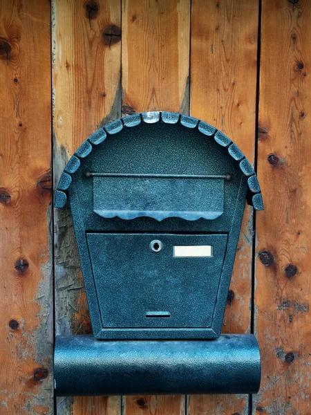 Caixa de correio de jornais e cartas em uma porta de madeira — Fotografia de Stock