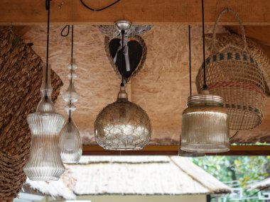 Tavanda dekoratif lambalar ve sepetler asılı.