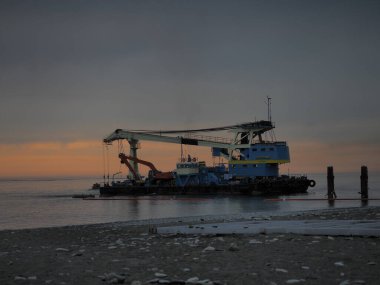 Rusya, Soçi 03.10.2019. Otomatik itişli yüzen vinç Chernomorets-35 akşam