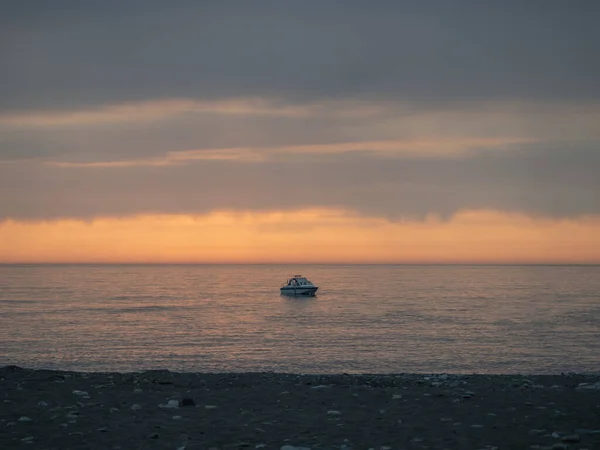 Barco de resgate ao pôr-do-sol no mar em Sochi — Fotografia de Stock