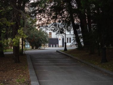 Siyah kapı çit korumasında cesur parklar var.