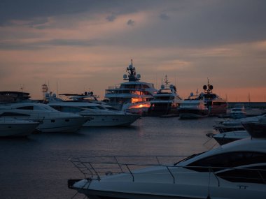 Soçi 'de bir teknede günbatımının yansıması.