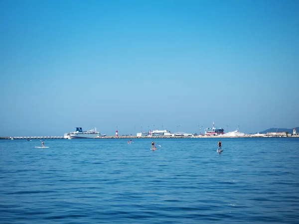 Rússia, Sochi 05.10.2019. Grupo de pessoas surfando com remo no mar — Fotografia de Stock