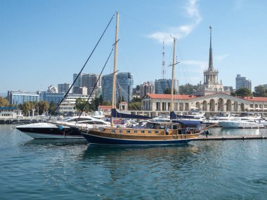 Rusya, Soçi 05.10.2019. Soçi 'de yatları ve tekneleri olan bir rıhtım.
