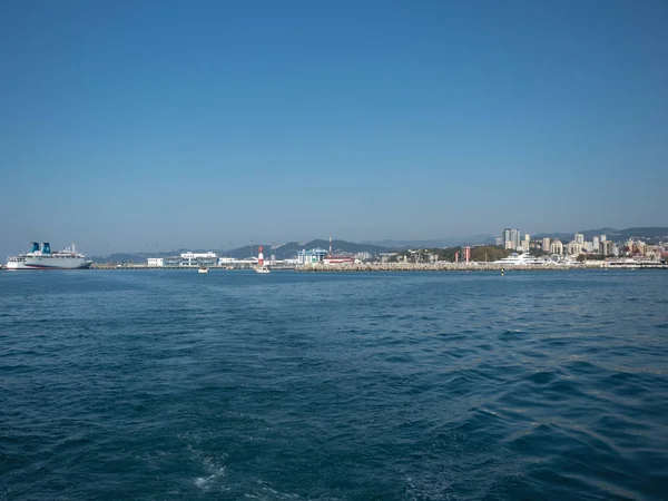 Vista da zona costeira de Sochi a partir do mar — Fotografia de Stock