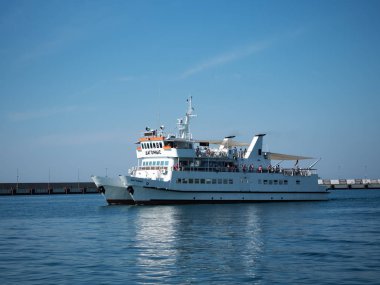 Rusya, Soçi 05.10.2019. Turistlerle Dagomys 'e eğlence teknesi